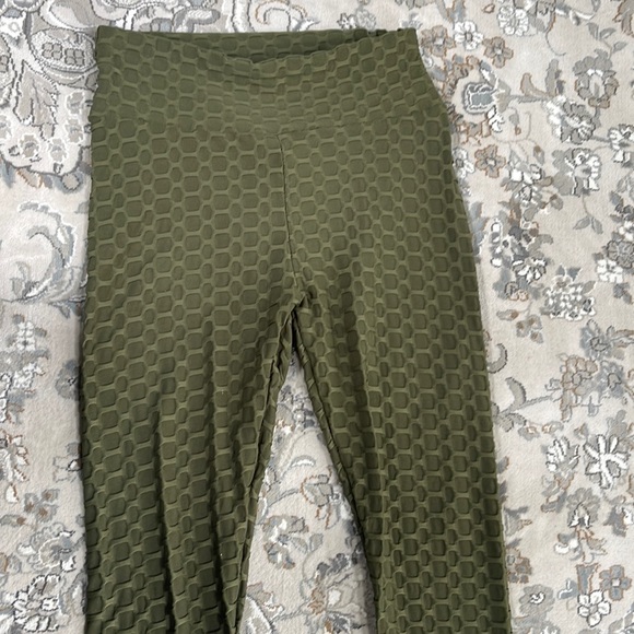 Gorgeous Textured Olive Green Workout Set OS/M - Picture 4 of 6